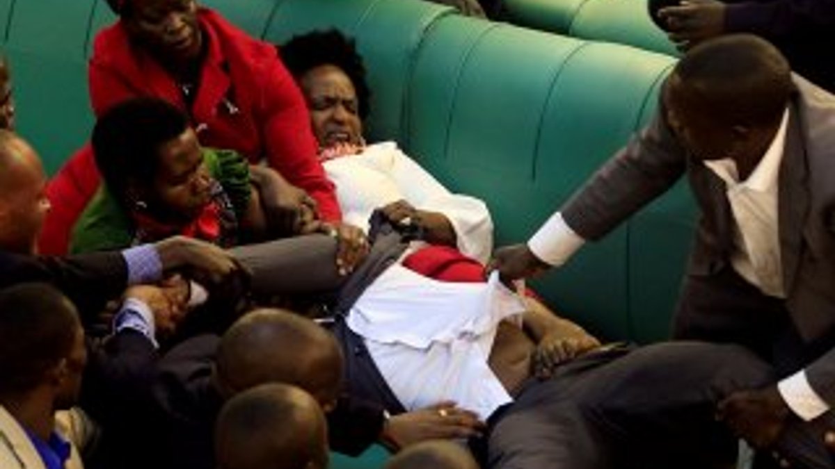 Uganda parlamentosunda tekme ve yumruklar havada uçuştu