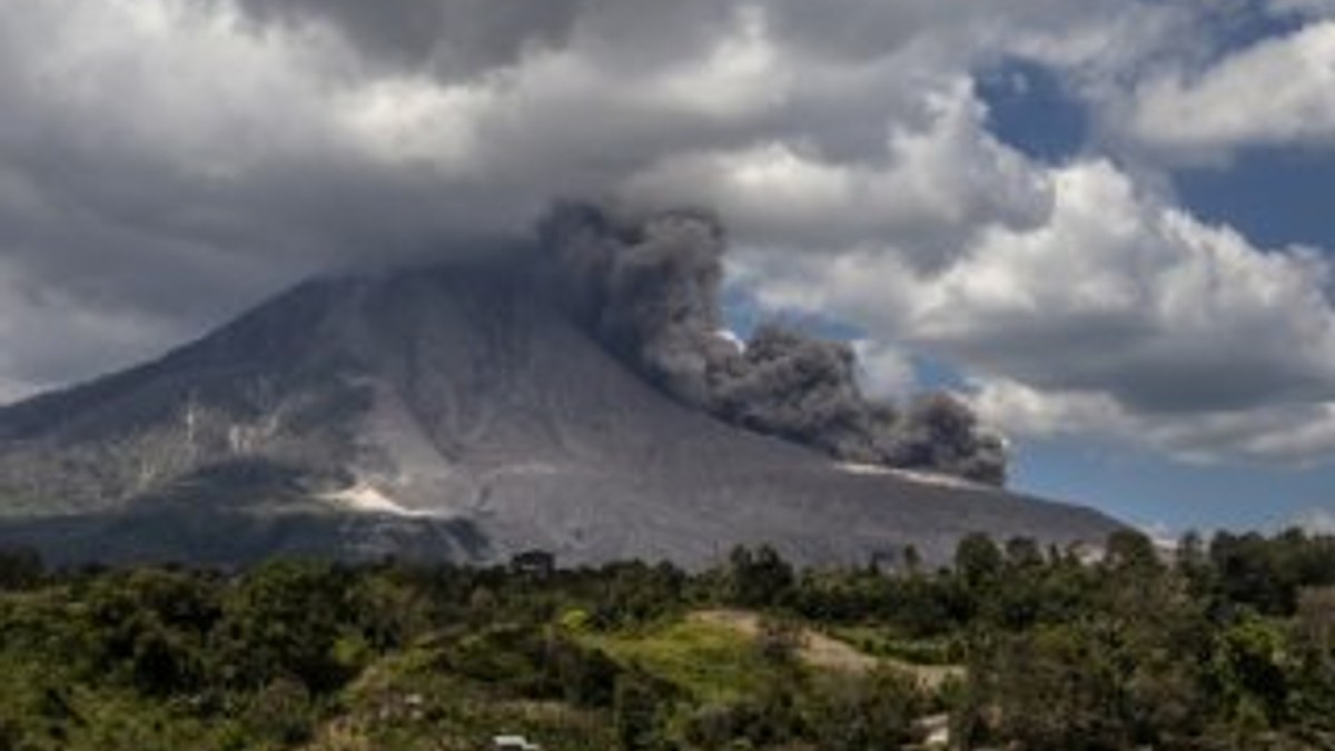 Agung Yanardağı korku salıyor 100 bin kişi tahliye edildi