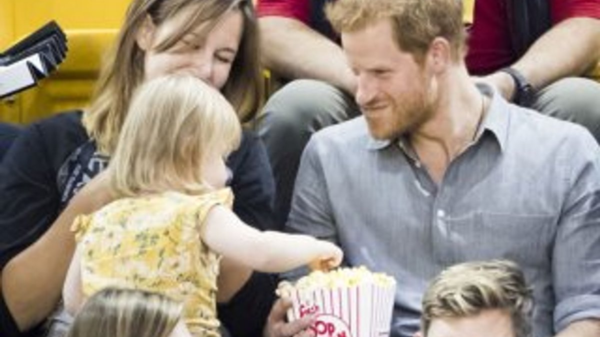 Prens Harry'nin patlamış mısırından çalan küçük kız