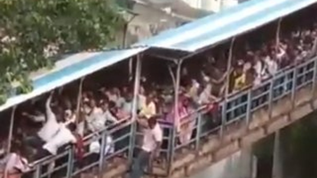 Hindistan'da tren istasyonu izdihamı
