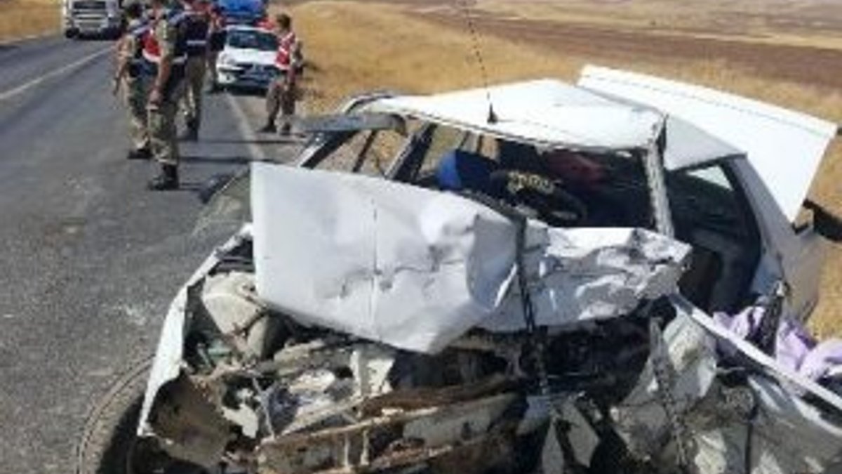 Kangal'da iki otomobil çarpıştı
