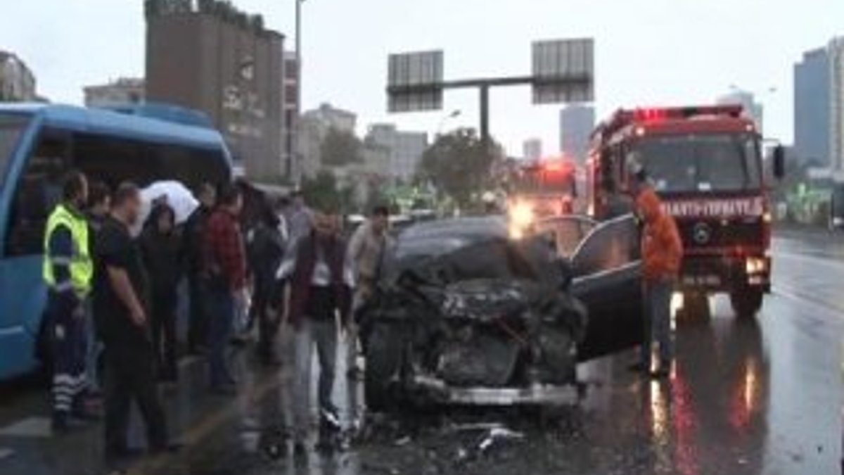 Kadıköy'de otomobil belediye otobüsüne arkadan çarptı