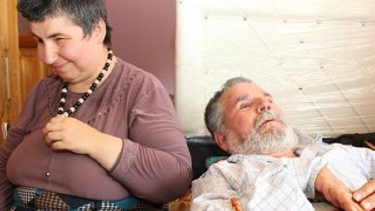 Görme engelli kadın 24 yıldır yatalak olan eşine bakıyor