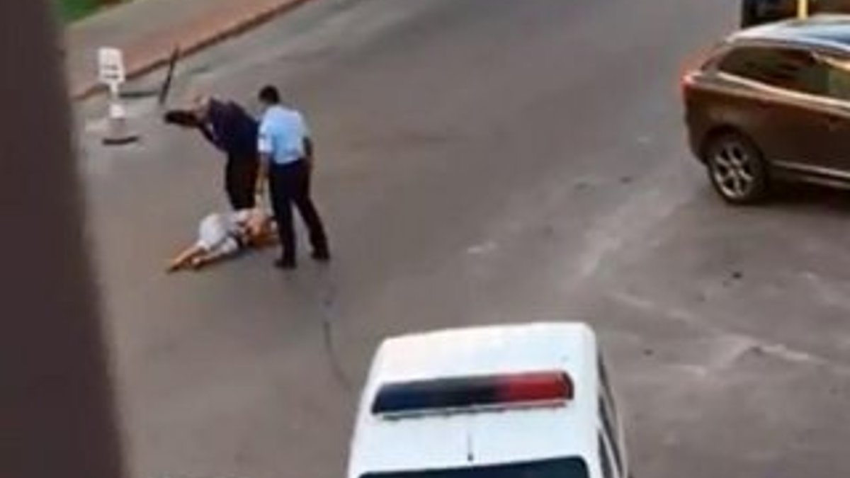 Yerdeki kadına tekme ve copla vuran polisler açığa alındı
