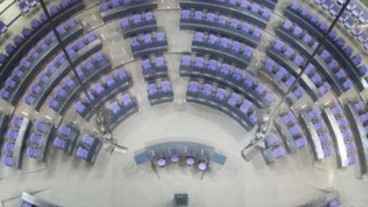 Alman Meclisi'nde oturma düzeni sorun oldu