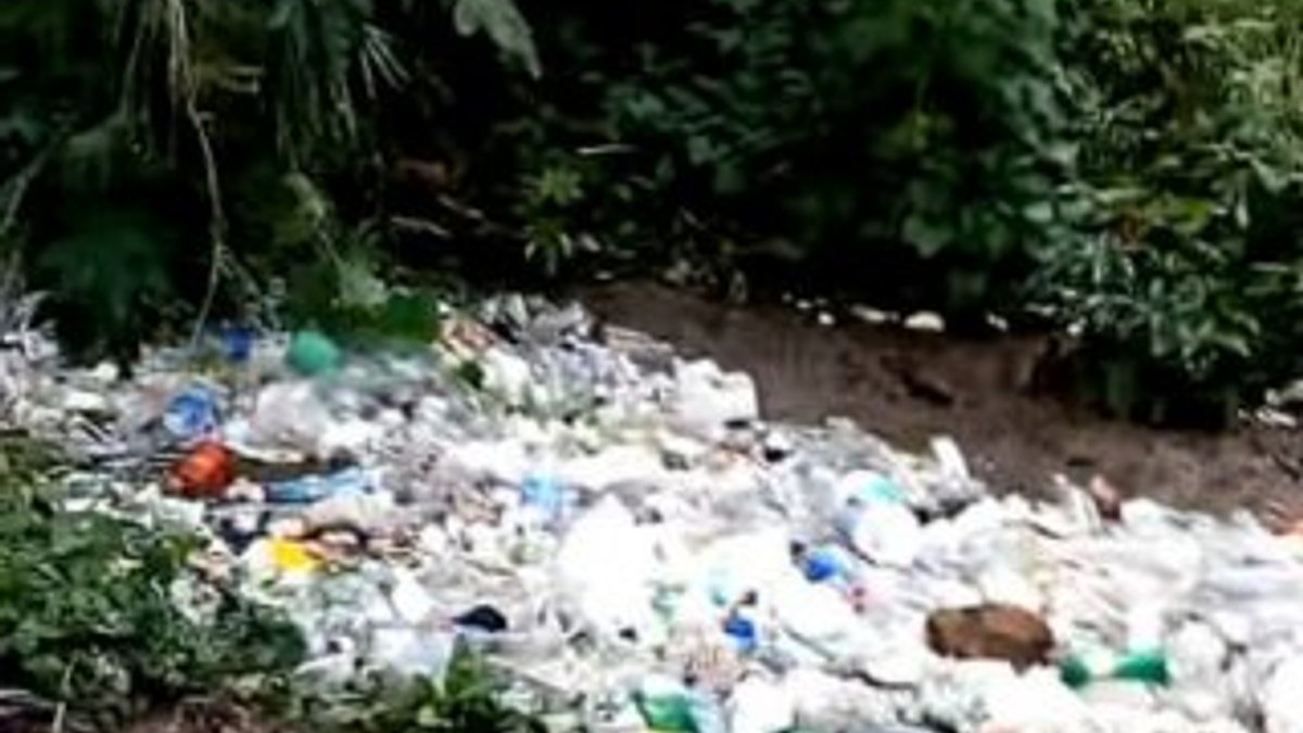 Guatemala'da nehirden çöp akıyor