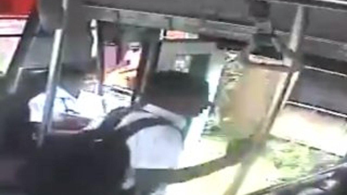 Hindistan'da otobüsten atlayan çocuk