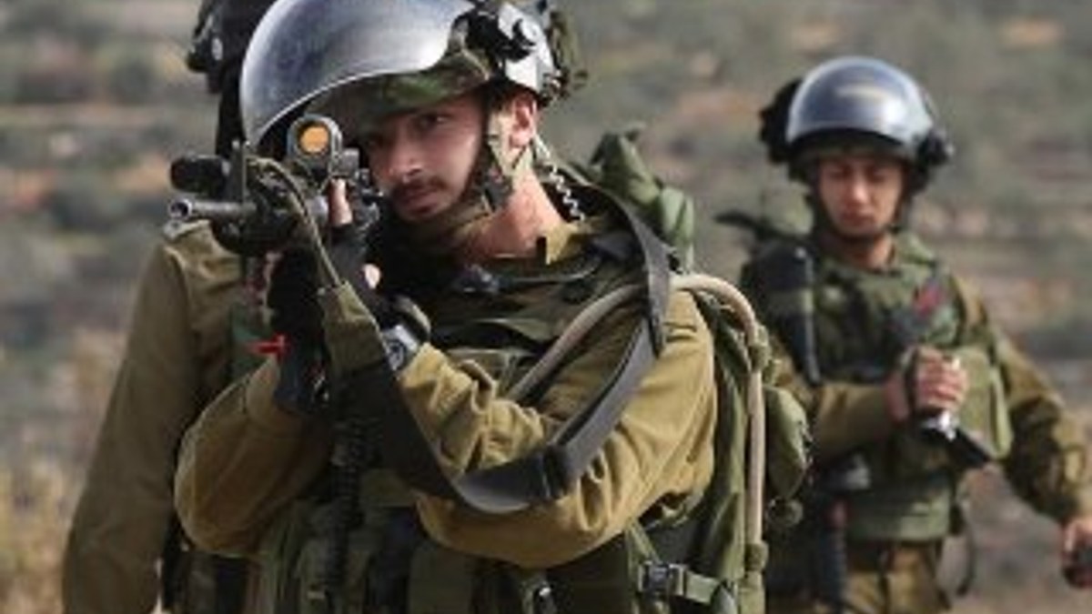 İsrail ezanı yasaklamak için köy bastı