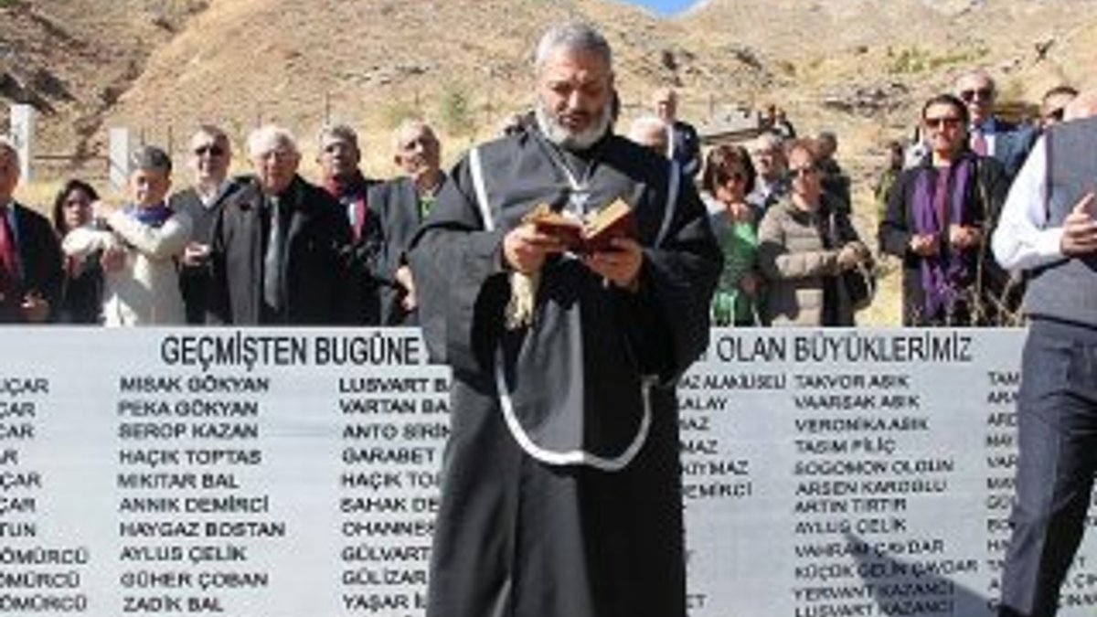 Sivas'ta Ermenilerden atalarının mezarlığında ayin
