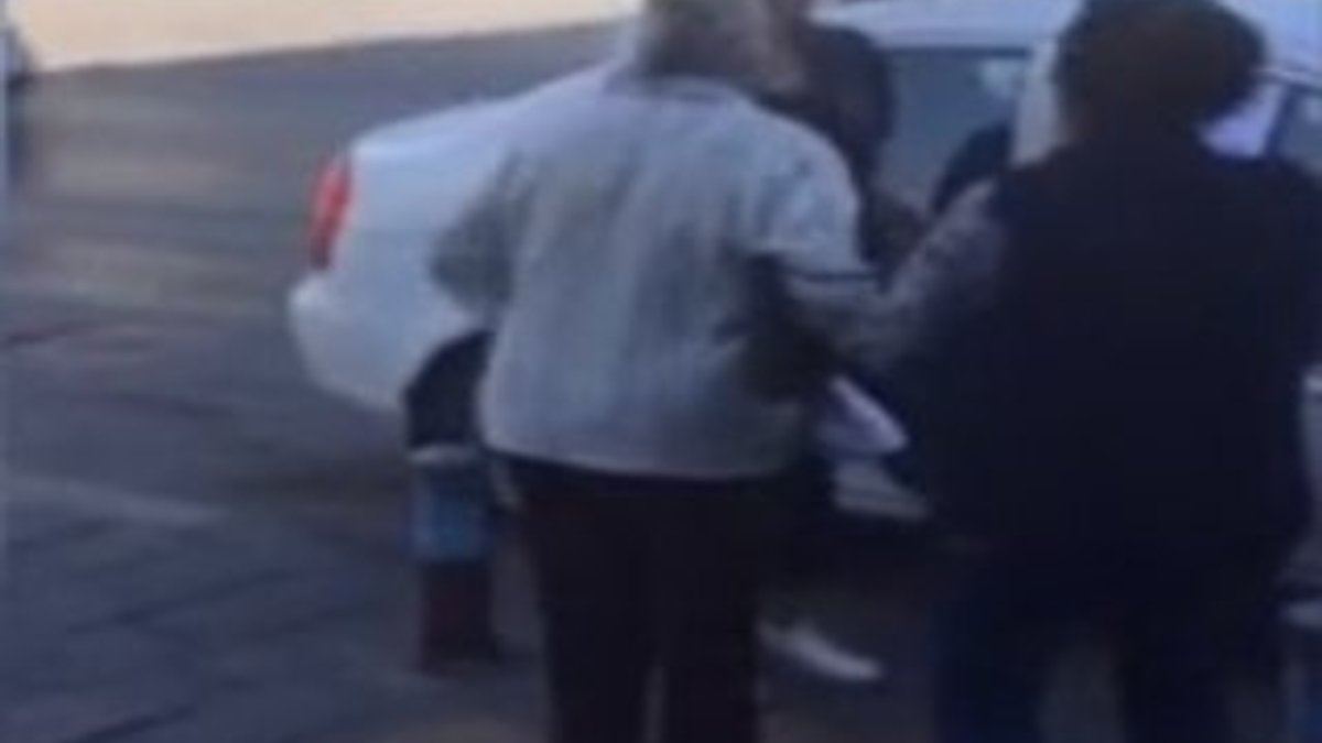 Yaya geçidine otomobilini park eden kadına ilginç tepki