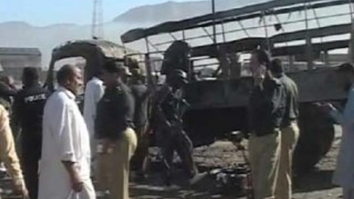 Pakistan'da polislere bombalı saldırı