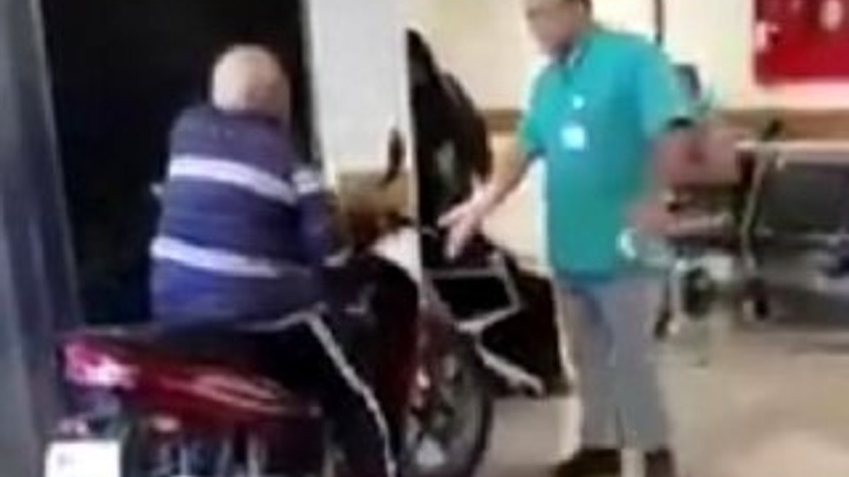 Hatay'da yaşlı adam hastaneye motosikletle girdi