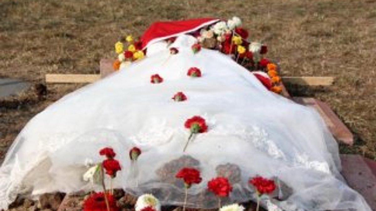 Düğünlerinden 8 gün sonra şehit olan eşinin mezarına gelinliğini serdi