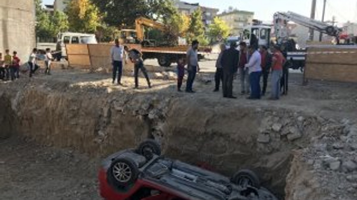 Denizli'de otomobil inşaat temeline yuvarlandı