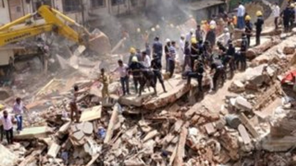 Hindistan'da bina çöktü: 8 ölü