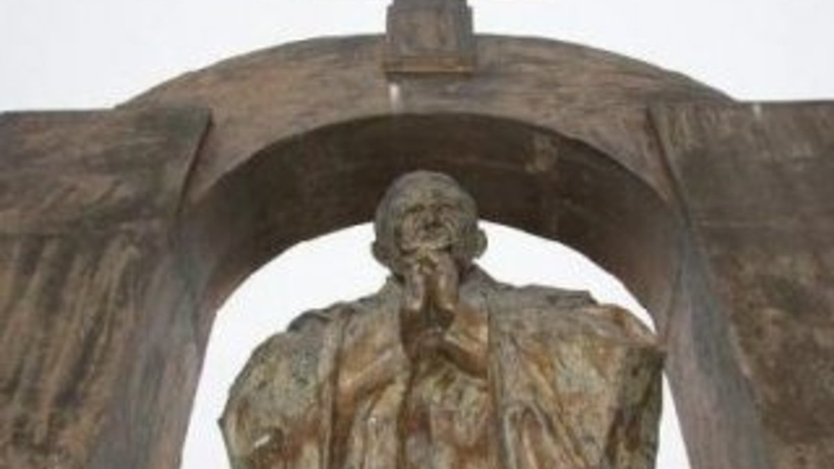 Fransa'da laikliğe zarar veren Papa heykeli kaldırılacak