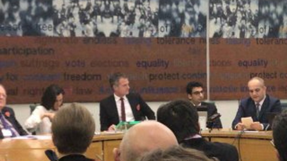 İngiliz Parlamentosu'nda konuşan FETÖ'cülere protesto