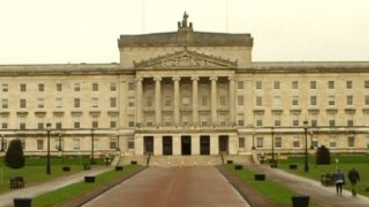 İngiltere, Kuzey İrlanda'nın bütçe yönetimine el koydu