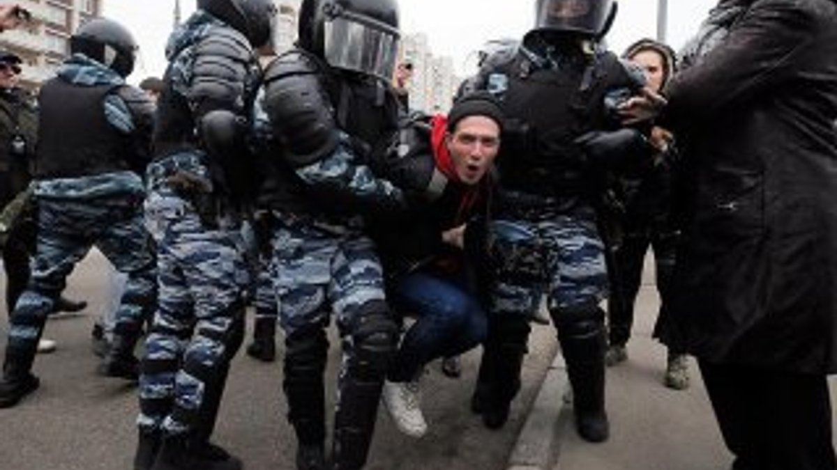 Rusya'da aşırı sağcı 380 kişi gözaltına alındı