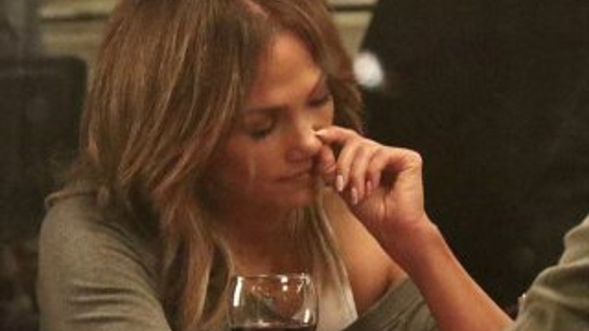 Jennifer Lopez burnunu karıştırırken yakalandı