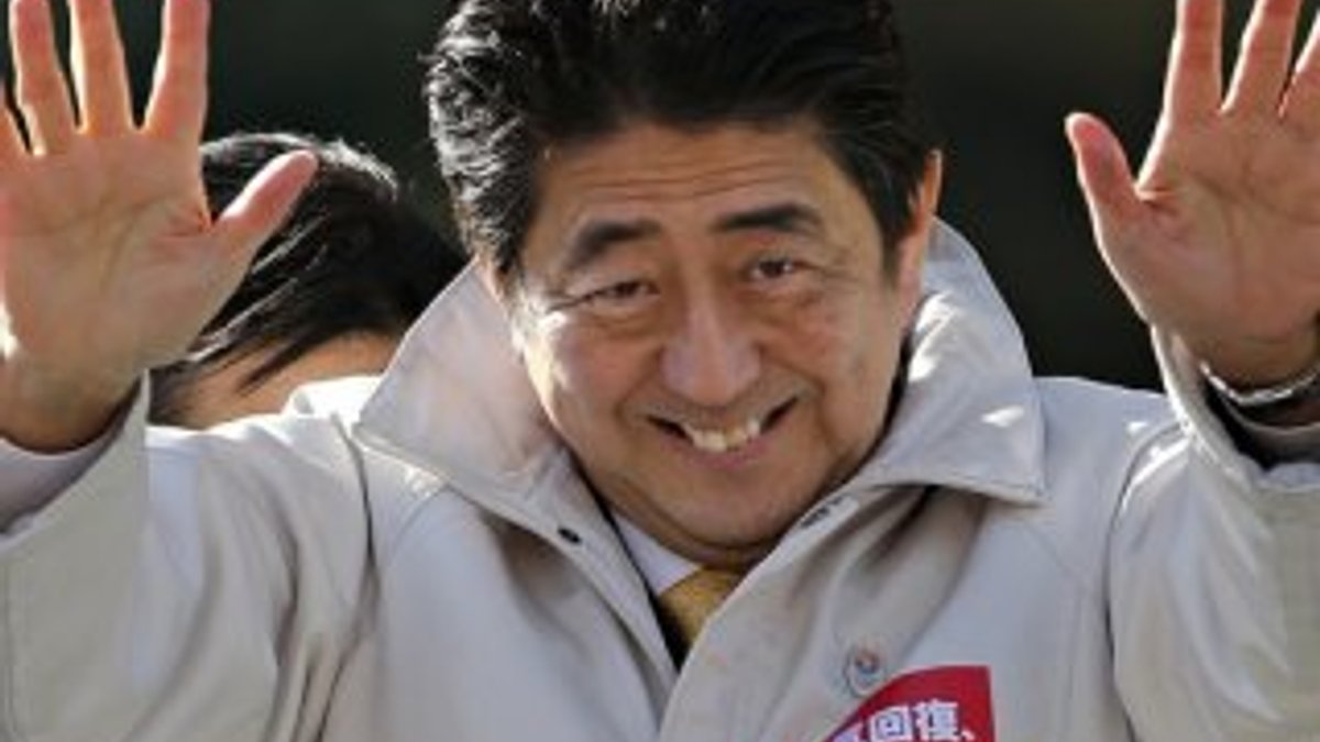 Japon Başbakanı Abe golf çukuruna yuvarlandı