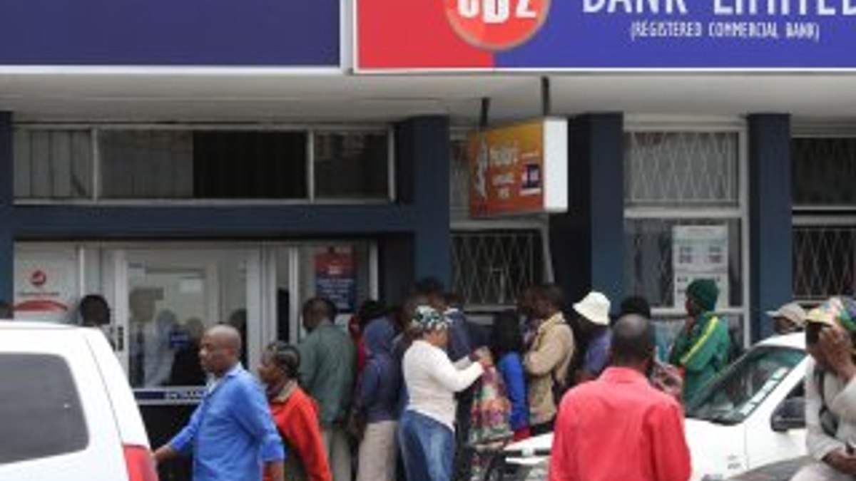 Zimbabve'de askerleri görenler ATM'lere koştu