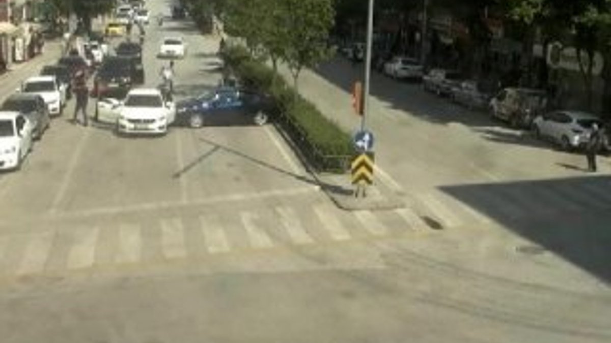 Otomobilin kadın ve çocuğa çarptığı kaza anı kamerada