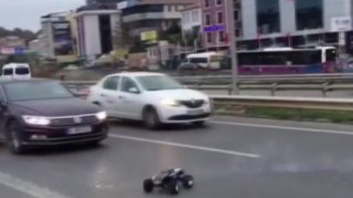 Trafikte oyuncak araba tehlikesi