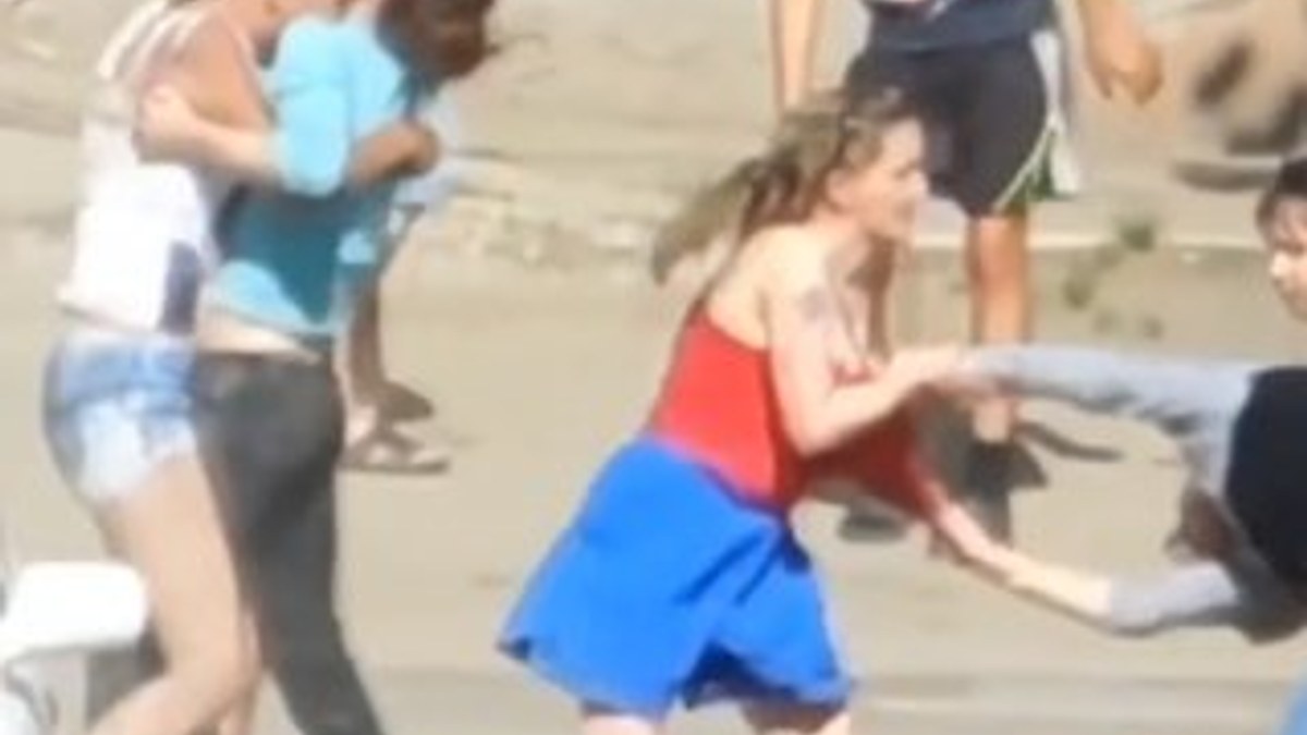 Rus kızların sokak ortasında tekme tokat kavgası
