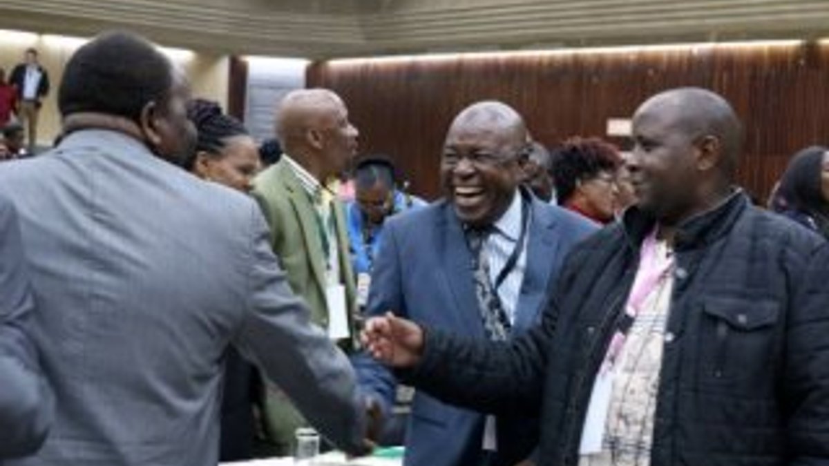 Zimbabve lideri Mugabe partisinden atıldı