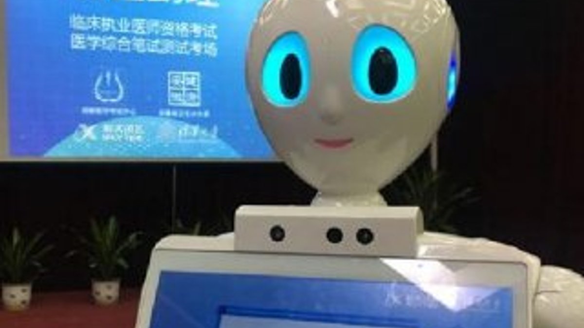 Çin'de bir robot yazılı tıp sınavından geçer not aldı