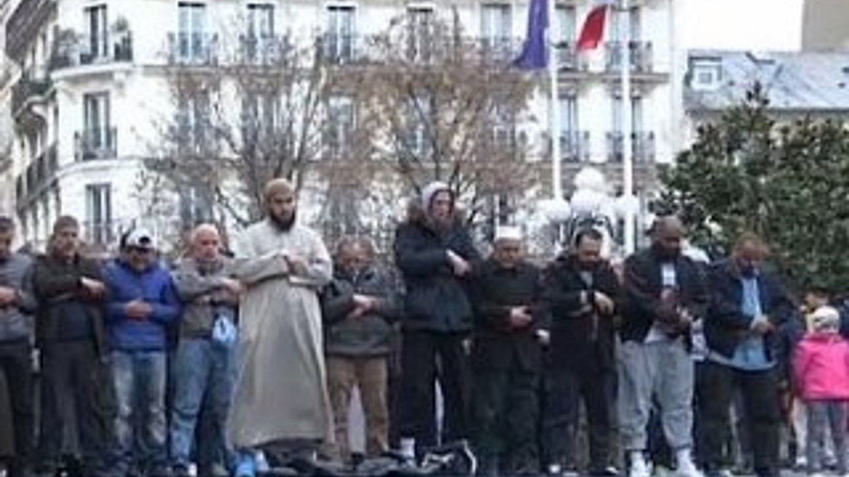 Fransa İçişleri Bakanı'ndan 'namaz' açıklaması