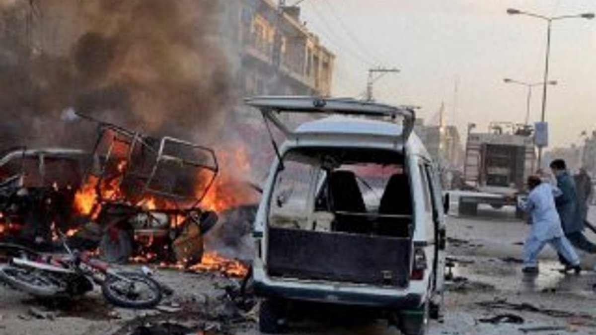 Pakistan'da intihar saldırısı: 2 polis öldü