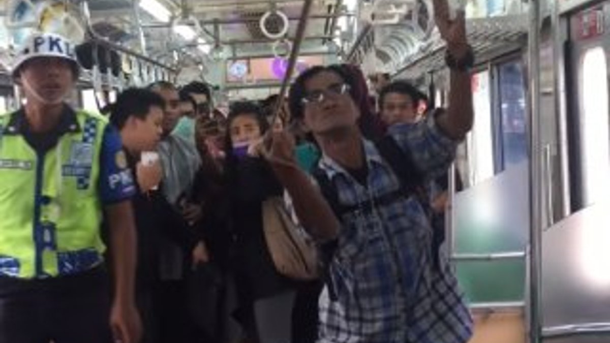 Endonezya'da trene binen yılanı yolcu çıkardı