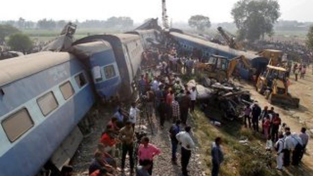 Hindistan'da yolcu treni raydan çıktı: 3 ölü, 13 yaralı