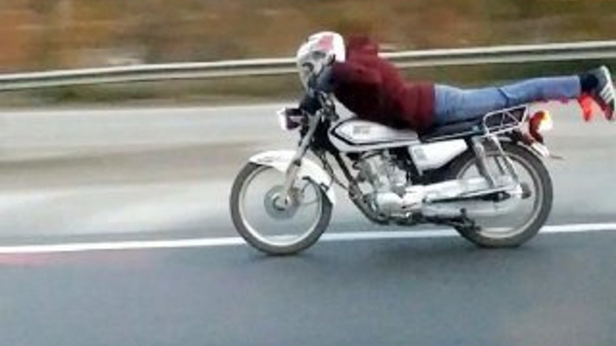 Motosikletini üzerine yatarak kullandı