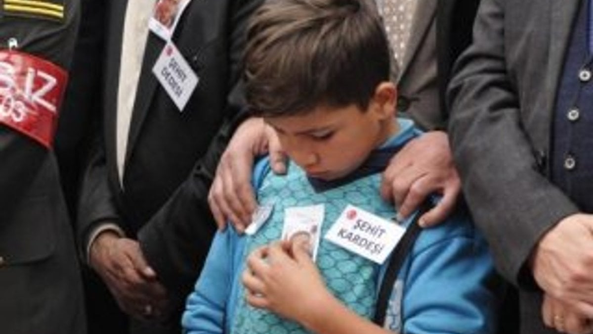 10 yaşındaki Bilal, şehit ağabeyi için gözyaşı döktü