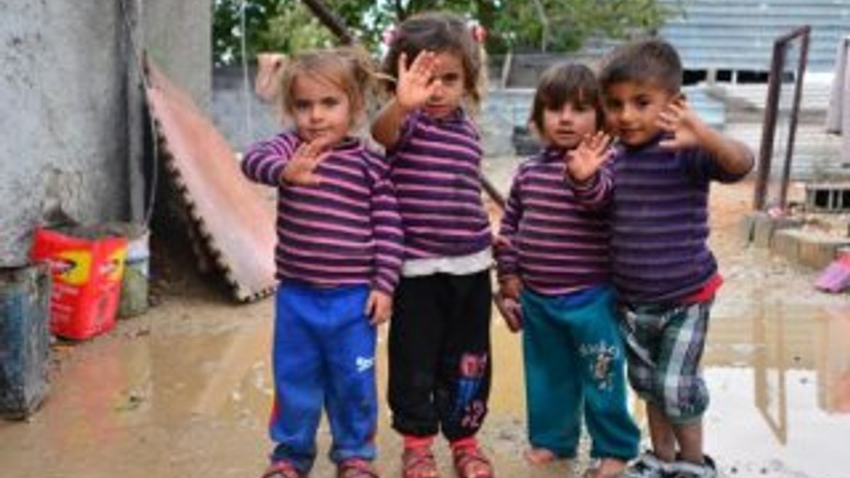 Suriyeli çocuklar her şeye rağmen gülümsüyor