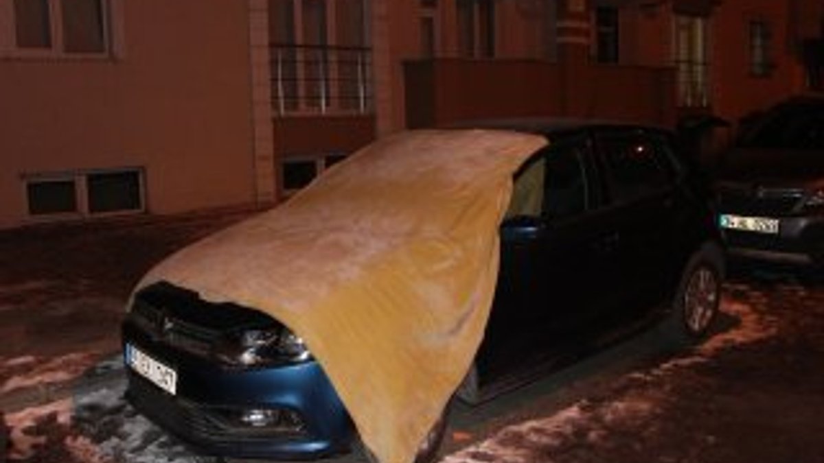 Kars'ta araçlara battaniyeli koruma