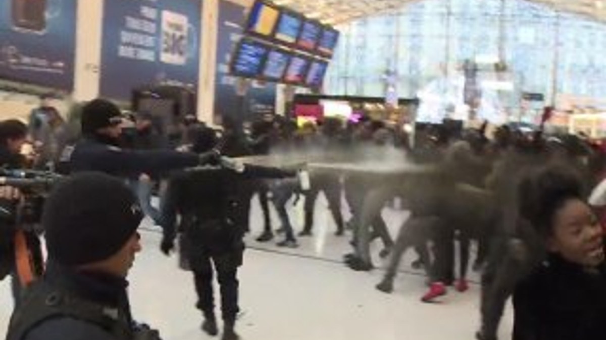 Paris'te polisin biber gazlı müdahalesi