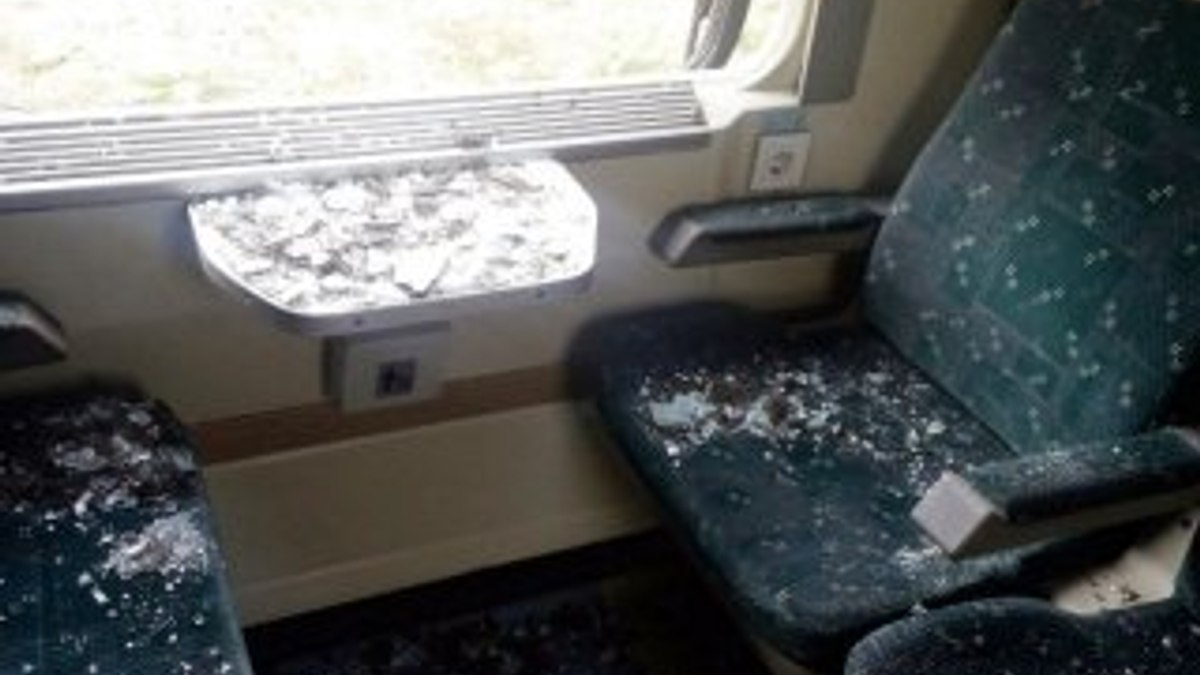 Yolcu treni hafriyat kamyonuyla çarpıştı