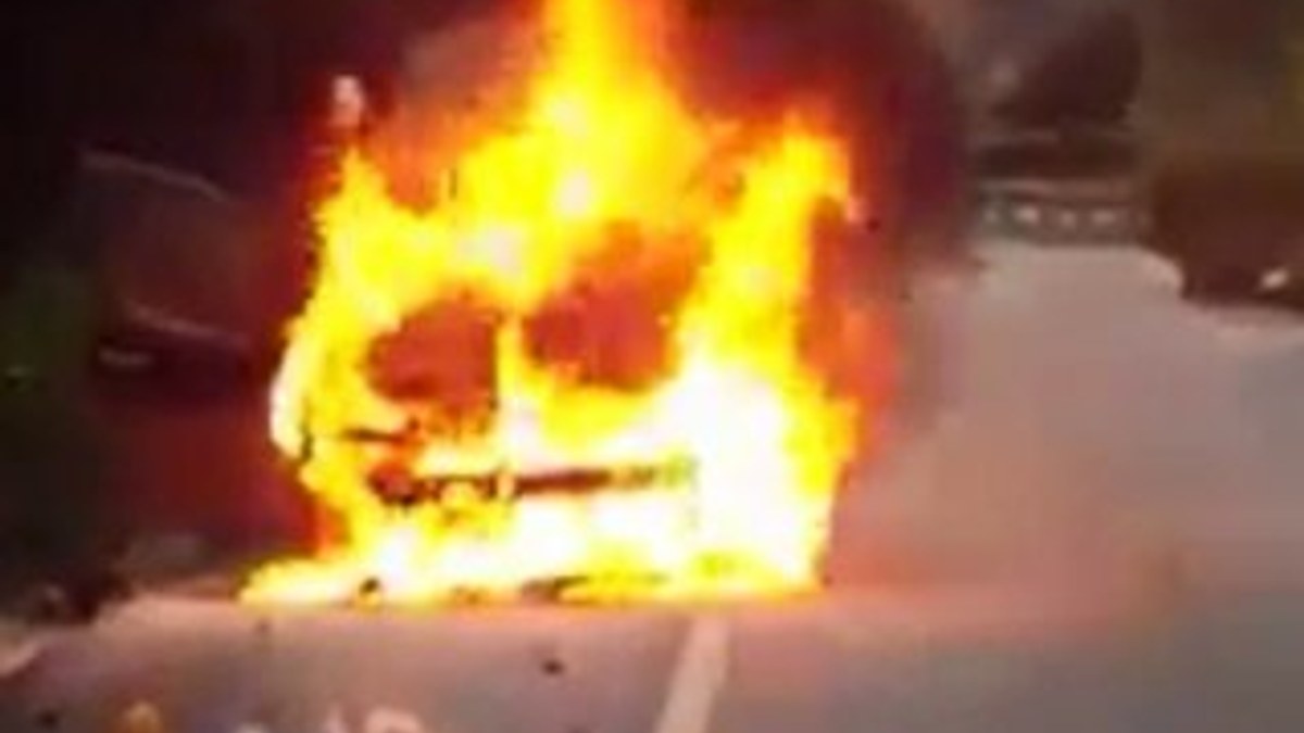 Yalova'da aracı yanan sürücü kendini dışarı zor attı