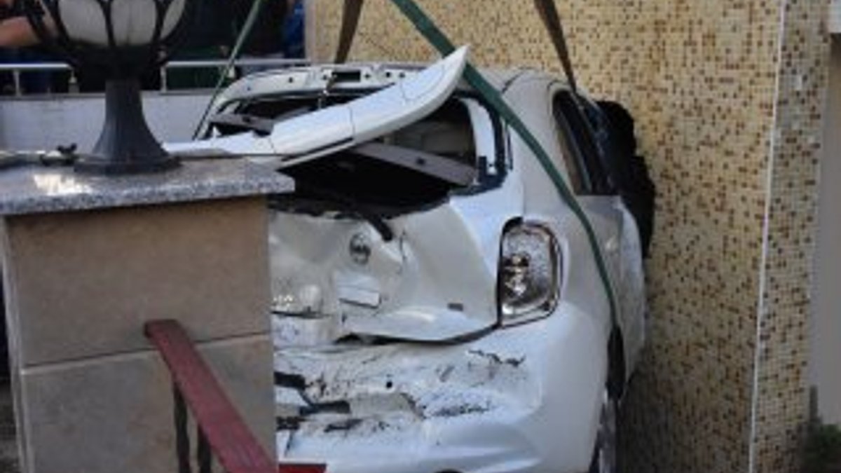 Trabzon'da minibüsün çarptığı otomobil daireye girdi