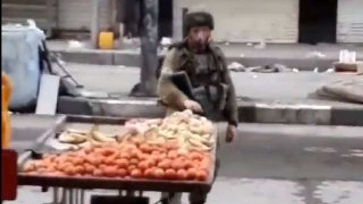 İsrail askeri Filistinli tüccarın elmalarını çaldı