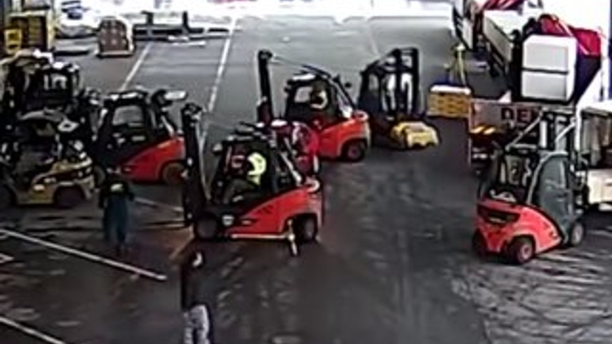 Otomobil hırsızını durduran Forklift sürücüleri