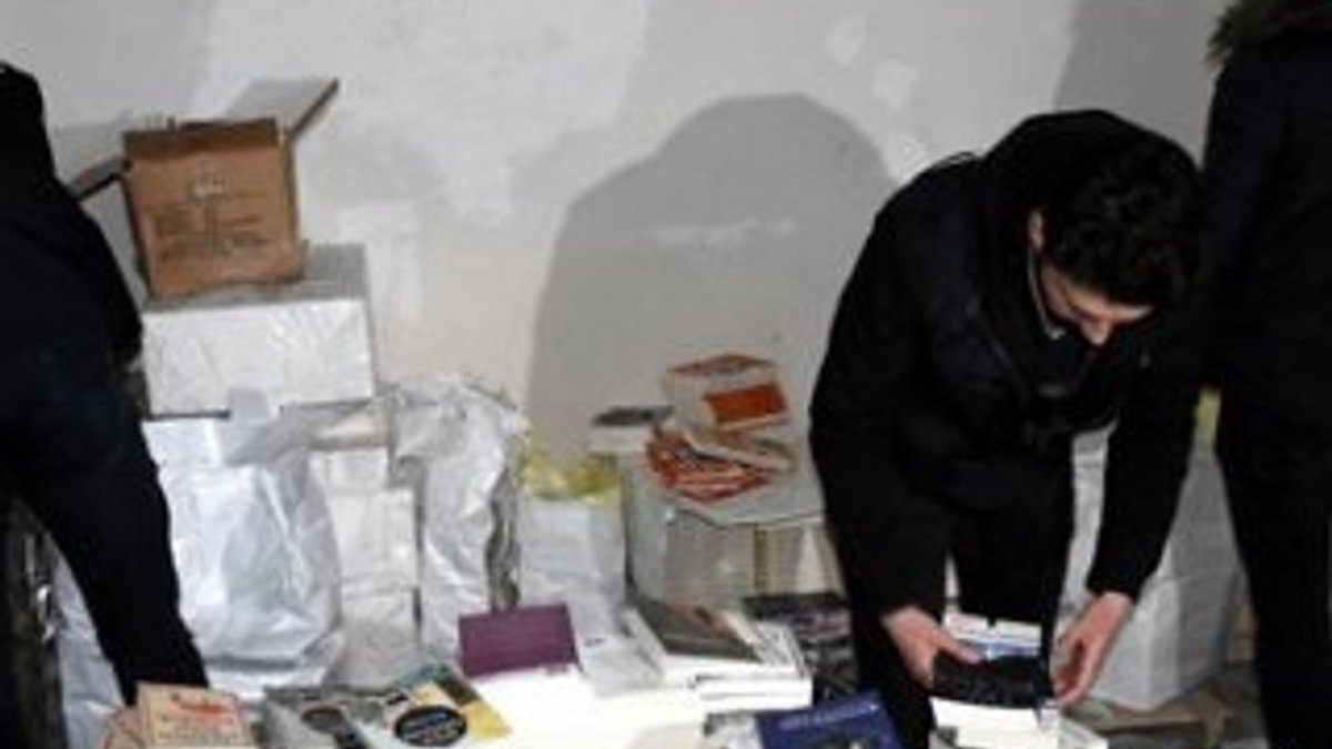 Sultangazi'de 60 bine yakın korsan kitap yakalandı