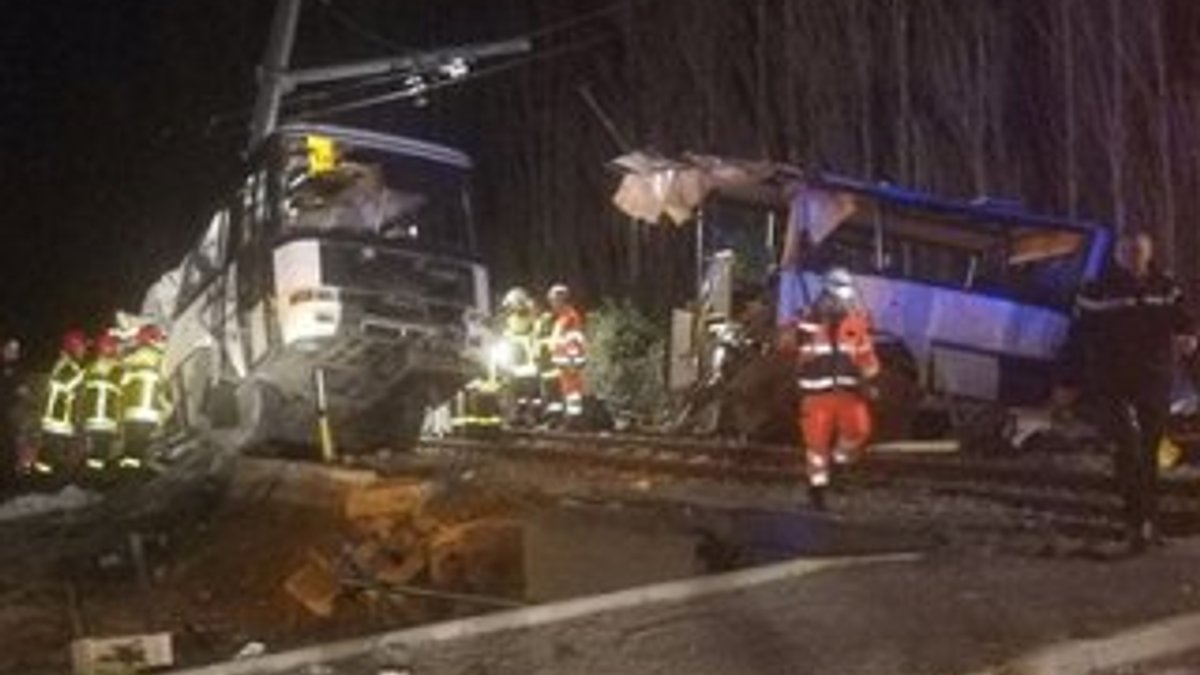Fransa'da tren ve otobüs çarpıştı: 4 ölü