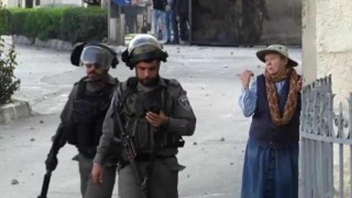 İsrail polisi ve Filistinlilerin arasına giren yaşlı kadın