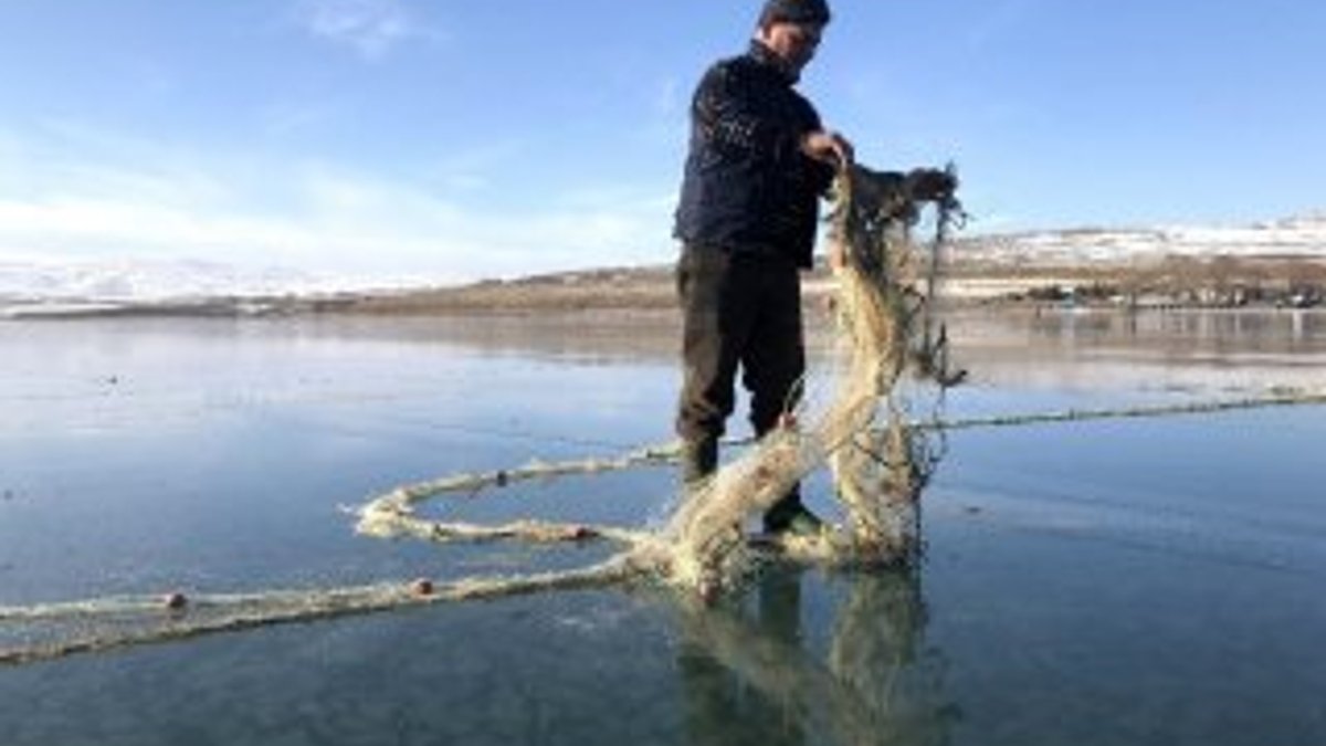 Buz tutan Çıldır Gölü'nde Eskimo usulü balık avladılar