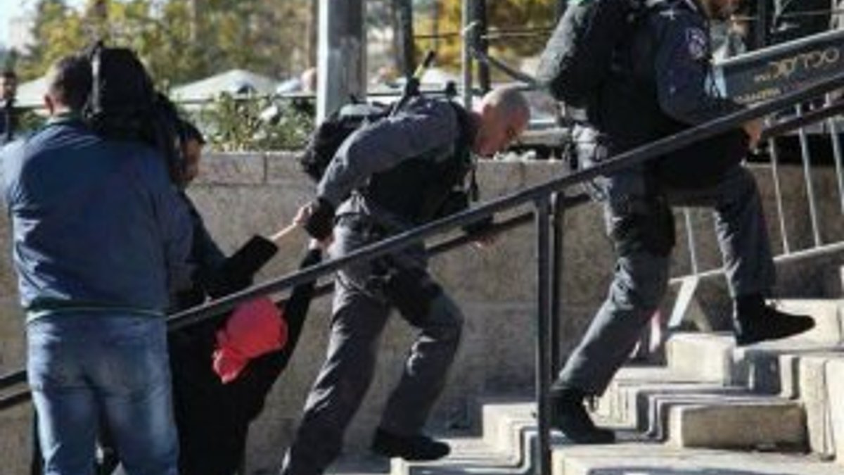 İsrail askeri bir kadını sürükleyerek gözaltına aldı
